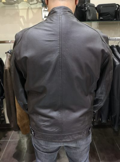 CHAQUETA DE PIEL MARRON.