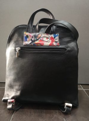 MOCHILA DE PIEL NEGRA COMBINADA CON PIEL SERIGRAFIADA