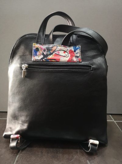 MOCHILA DE PIEL NEGRA COMBINADA CON PIEL SERIGRAFIADA