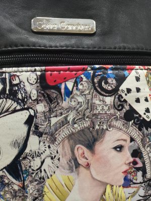 MOCHILA DE PIEL NEGRA COMBINADA CON PIEL SERIGRAFIADA