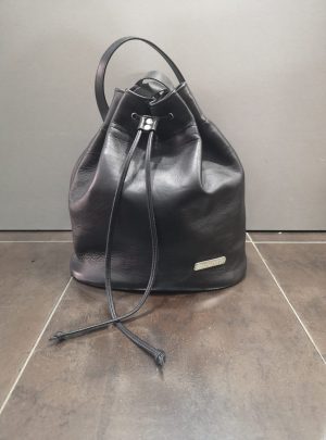BOLSO ESTILO SACO DE PIEL NEGRA.