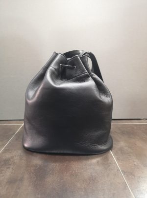 BOLSO ESTILO SACO DE PIEL NEGRA.
