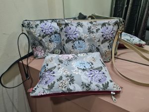 BOLSO BANDOLERA DE TELA FALLERA Y PIEL.