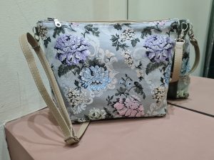 BOLSO BANDOLERA DE TELA FALLERA Y PIEL.