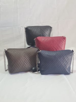 BOLSO DE PIEL CON CADENA